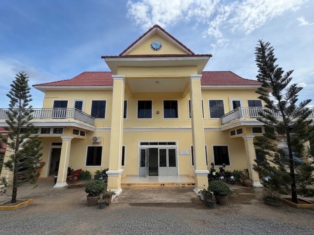 ប្រជាពលរដ្ឋកំពុងទទួលសេវាសាធារណៈ